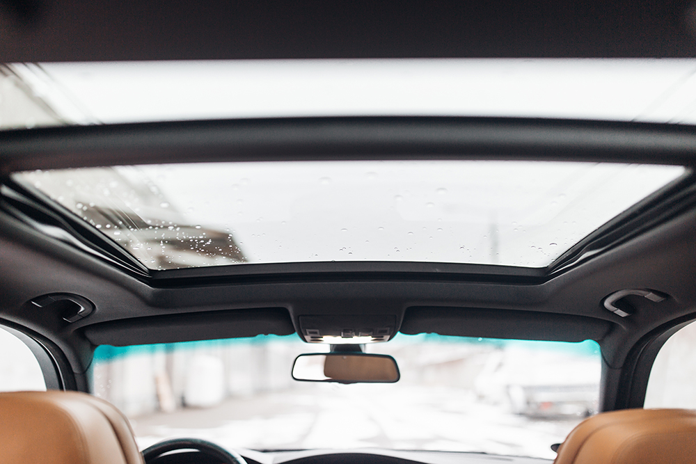 Panoramic glass sunroof in the car